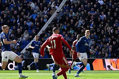 بهدف صلاح "التاريخي" ورأسية فان دايك.. ليفربول ينجو من فخ إيفرتون في الدوري الإنجليزي